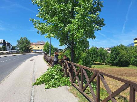 Sodelavci iz naslova javnih del skrbijo za čisto mestno jedro tudi v času Kamfest-a  (1)